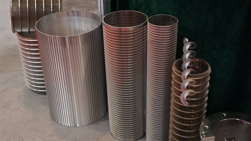 Στοιχείο φίλτρου από σύνθετο πλέγμα με διάτρητη πλάκα